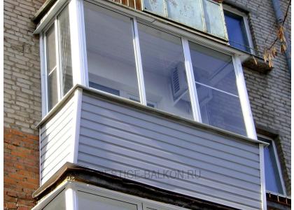 Холодное остекление алюминиевыми окнами с выносом и с внешней отделкой сайдингом в Балашихе