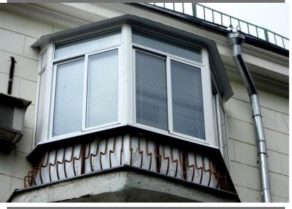 Холодное остекление балкона алюминиевыми окнами с кровлей из профлиста в Балашихе