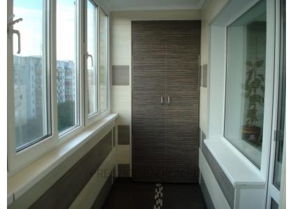 Теплое остекление балкона с утеплением и отделкой ПВХ панелями и ламинатом в Балашихе