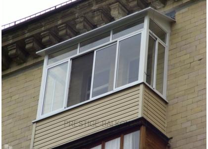 Холодное остекление балкона алюминиевыми окнами с внешней отделкой сайдингом и кровлей из профлиста в Балашихе