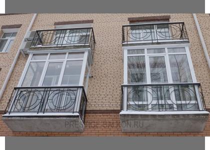 Французское остекление балкона пластиковыми окнами с фигурными ограждениями в Балашихе