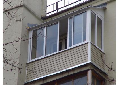 Холодное остекление балкона раздвижными окнами с выносом и крышей в Балашихе