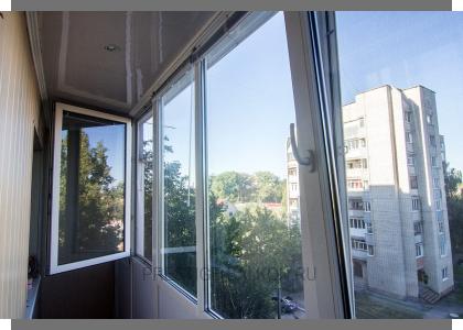 Холодное остекление алюминиевыми окнами Алютех с отделкой стен вагонкой ПВХ в Балашихе