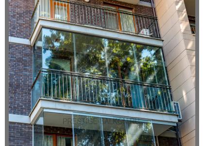 Безрамное остекление балкона с отделкой ограждений в Балашихе