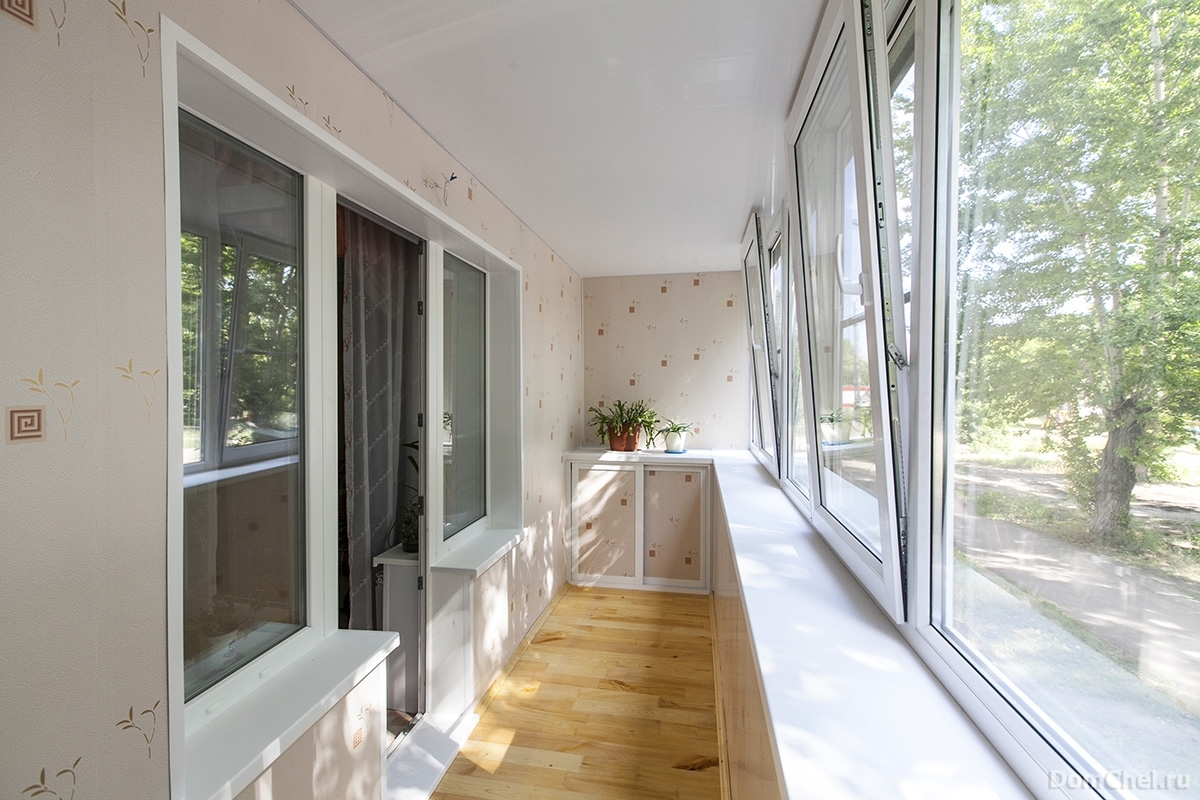 Теплое остекление лоджии пластиковыми окнами и отделка стен и потолка пластиковыми панелями в Балашихе