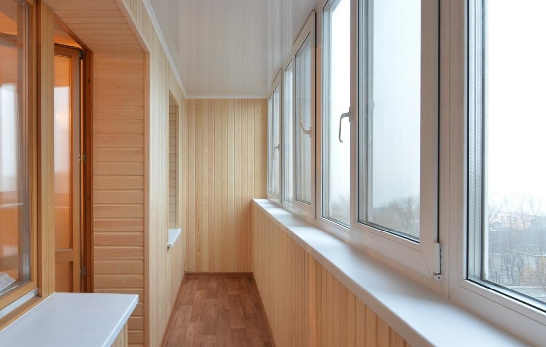 Тёплое остекление балкона профилем Veka и отделка стен деревом в Балашихе