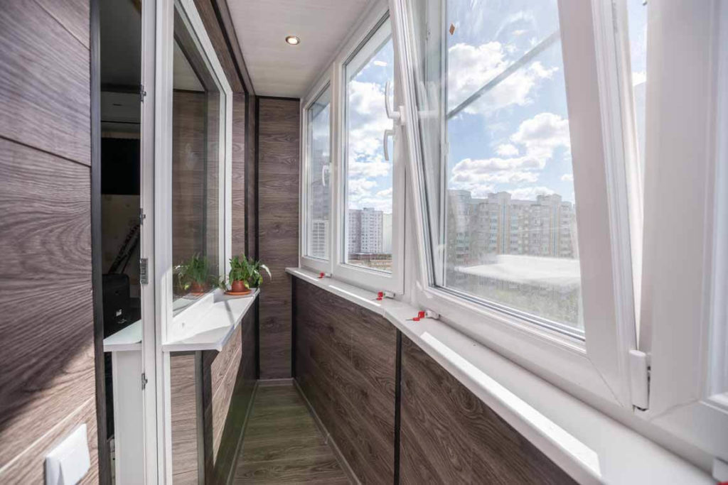 Тёплое остекление балкона профилем Rehau c отделкой ламинатом в Балашихе