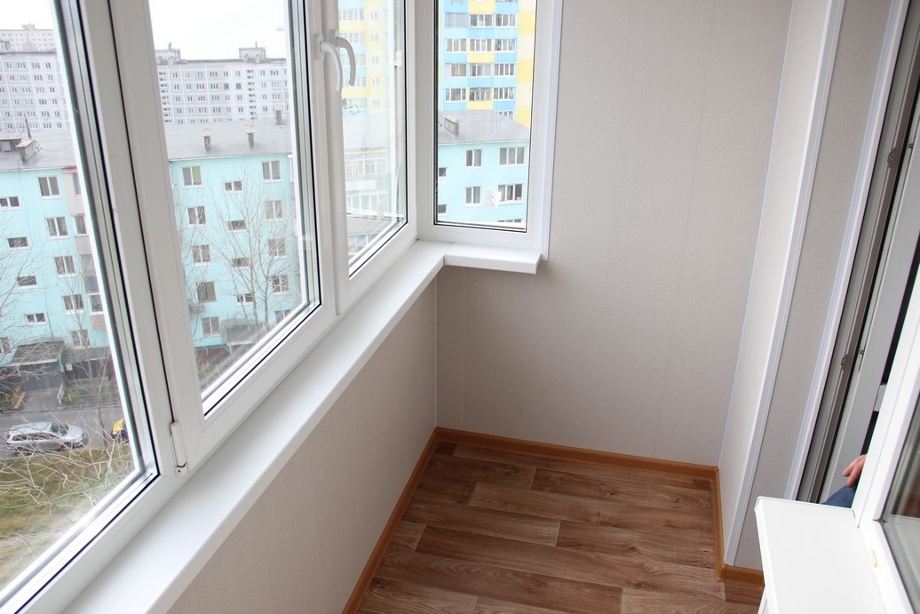 Теплое остекление распашными пластиковыми окнами балкона профилем Rehau и отделкой стен в Балашихе