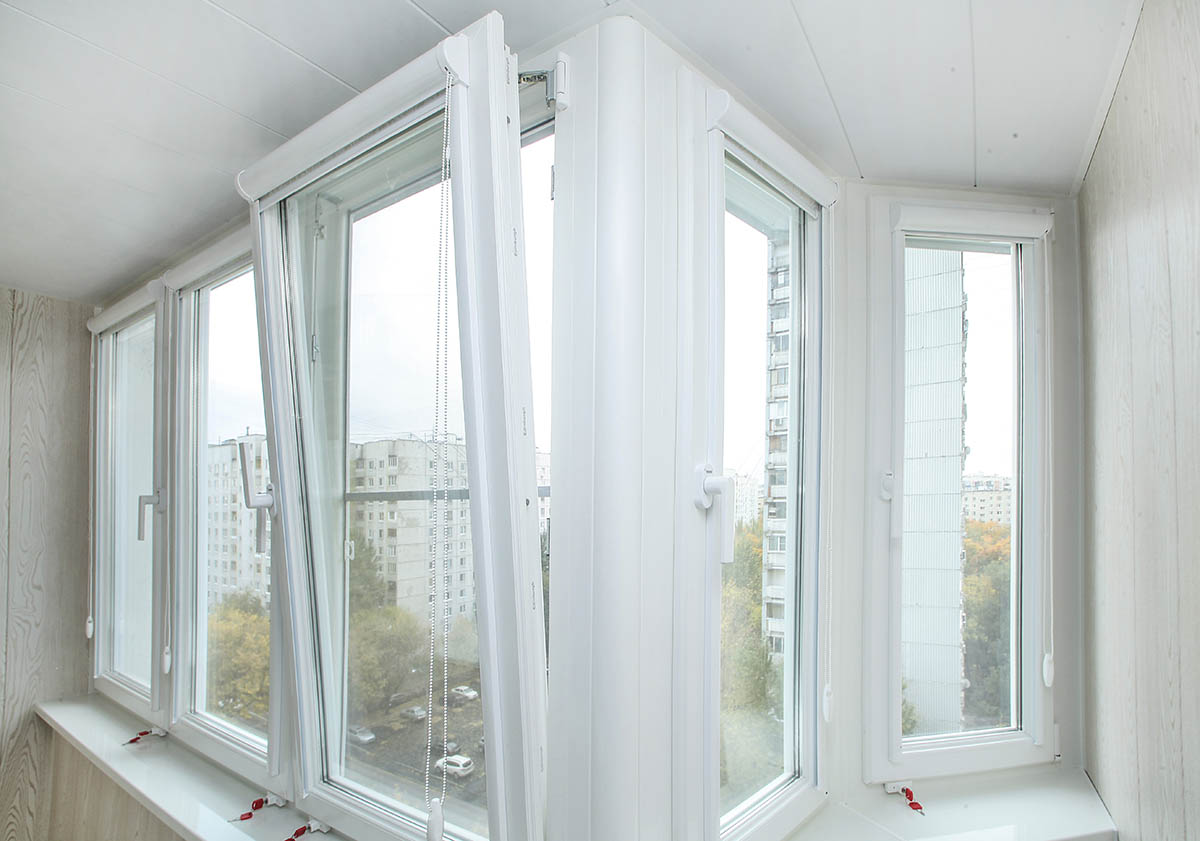 Тёплое остекление пластиковыми окнами балкона профилем КВЕ и отделкой стен гипсокартоном в Балашихе
