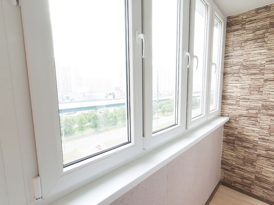 Тёплое остекление балкона профилем КВЕ и комбинированной отделкой пластиком и деревом в Балашихе