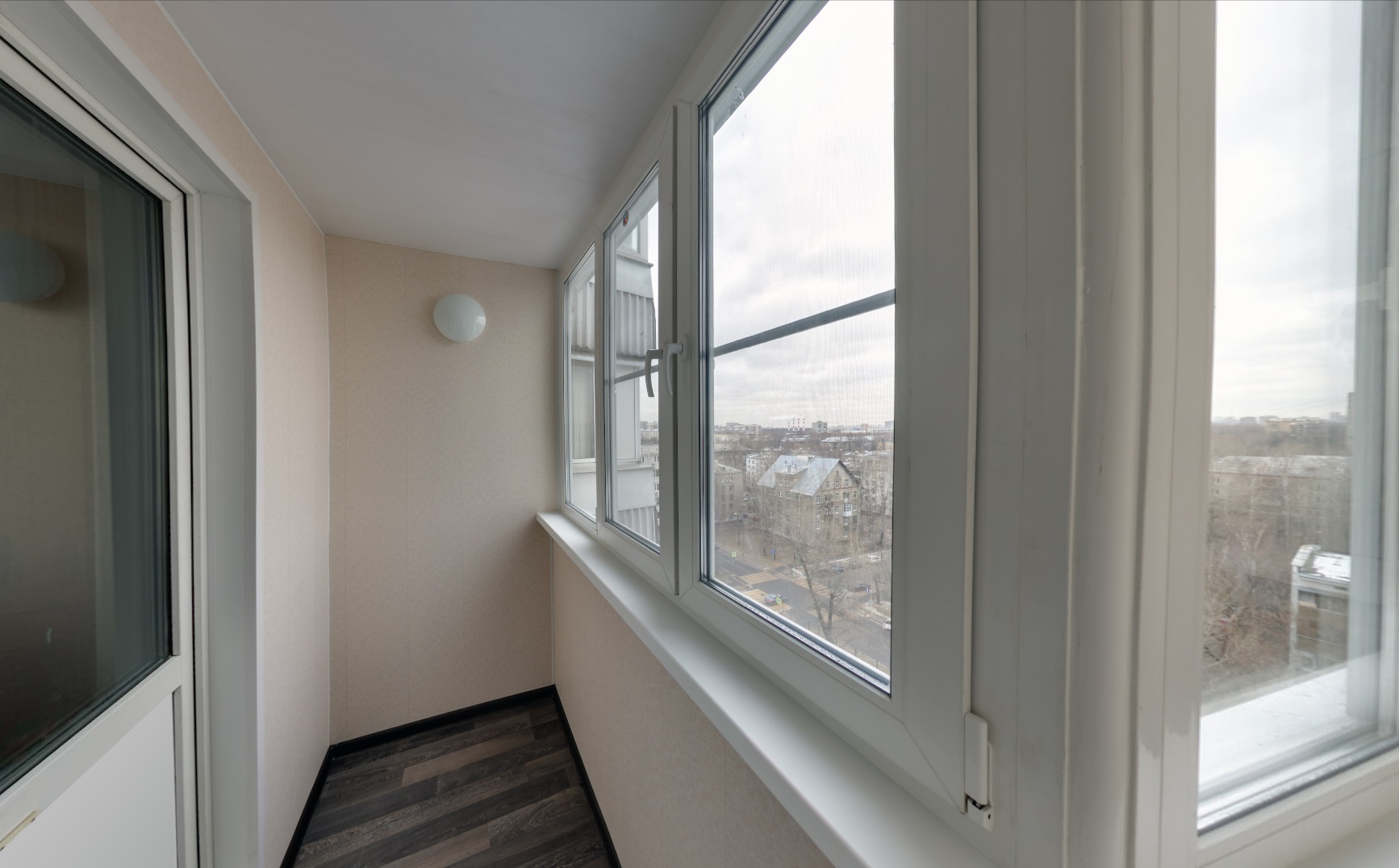 Теплое остекление пластиковыми окнами REHAU с отделкой стен и потолка панелями ПВХ в Балашихе