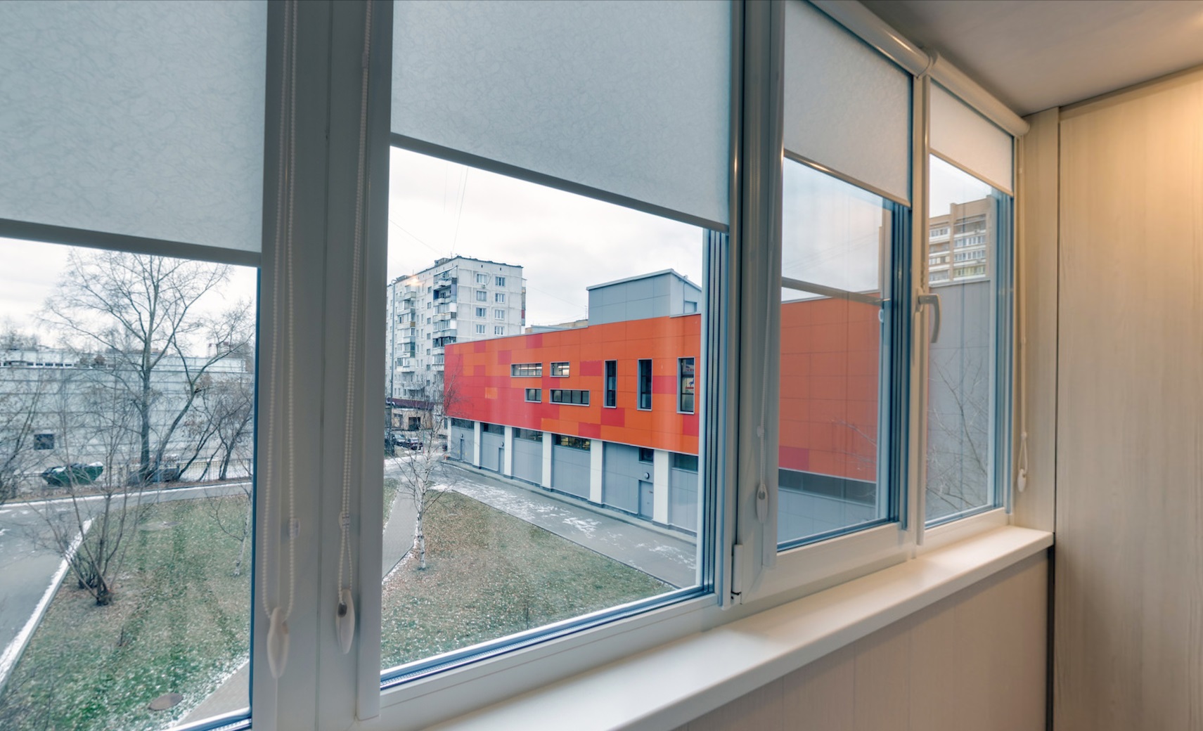 Теплое остекление балкона профилем REHAU с отделкой и выпадающими шторами в Балашихе