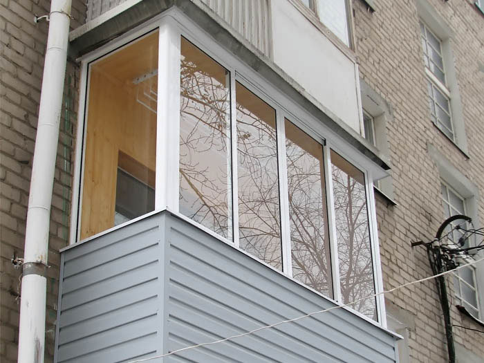 Холодное остекление балкона алюминиевыми окнами Provedal и отделкой деревянной вагонкой в Балашихе