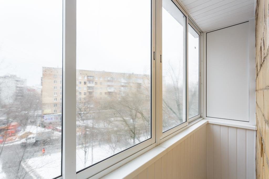 Холодное остекление балкона профилем Provedal и отделкой стен и потолка вагонкой ПВХ в Балашихе