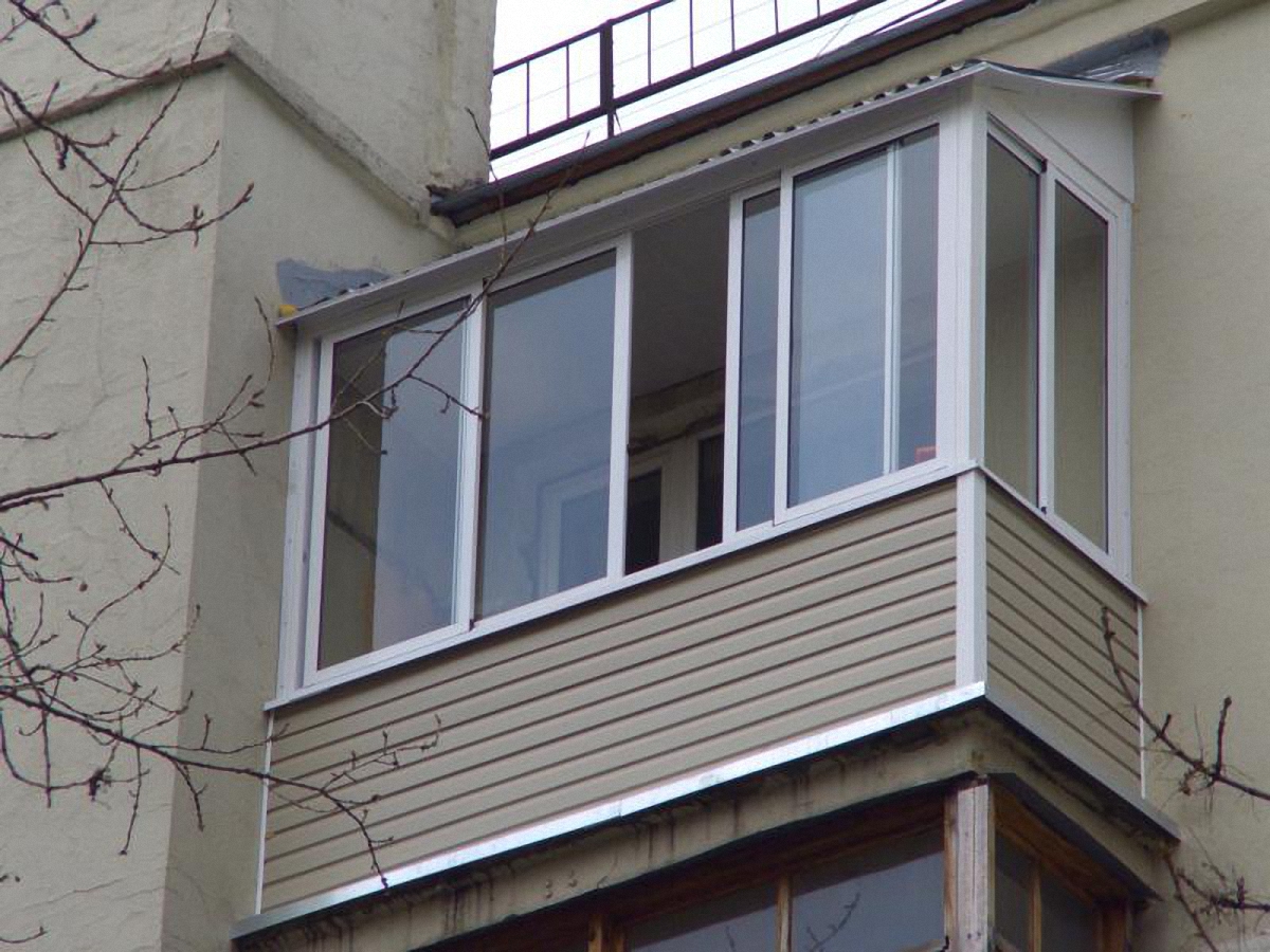 Холодное остекление балкона раздвижными окнами с выносом и крышей в Балашихе