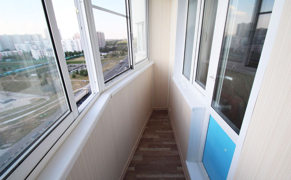 Холодное остекление балкона профилем Provedal и отделкой стен и потолка ламинированными панелями в Балашихе