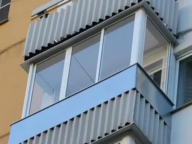 Холодное остекление балкона профилем Provedal и покрытие пола линолеумом в Балашихе