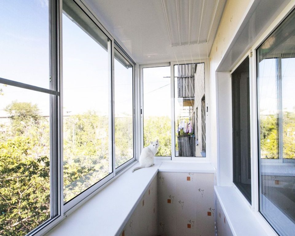 Холодное остекление балкона алюминиевыми окнами с выносом и сушилкой для белья в Балашихе