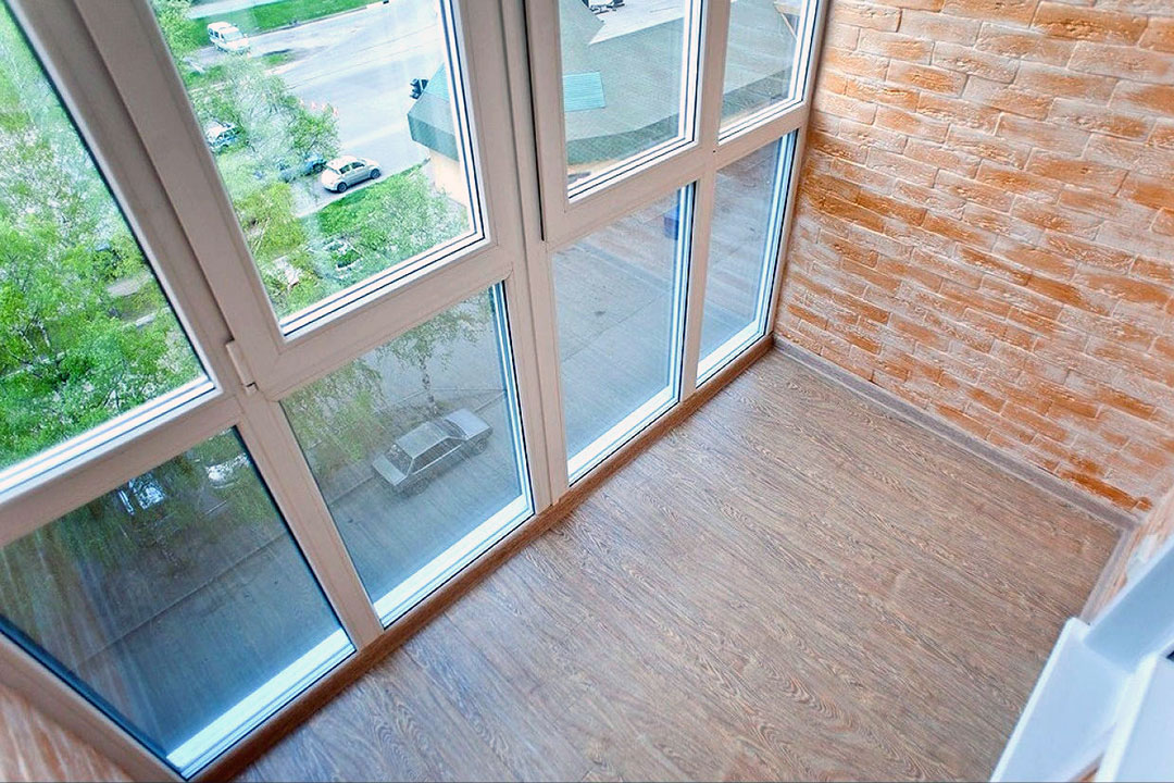 Панорамное остекление балкона с отделкой кирпичом в Балашихе