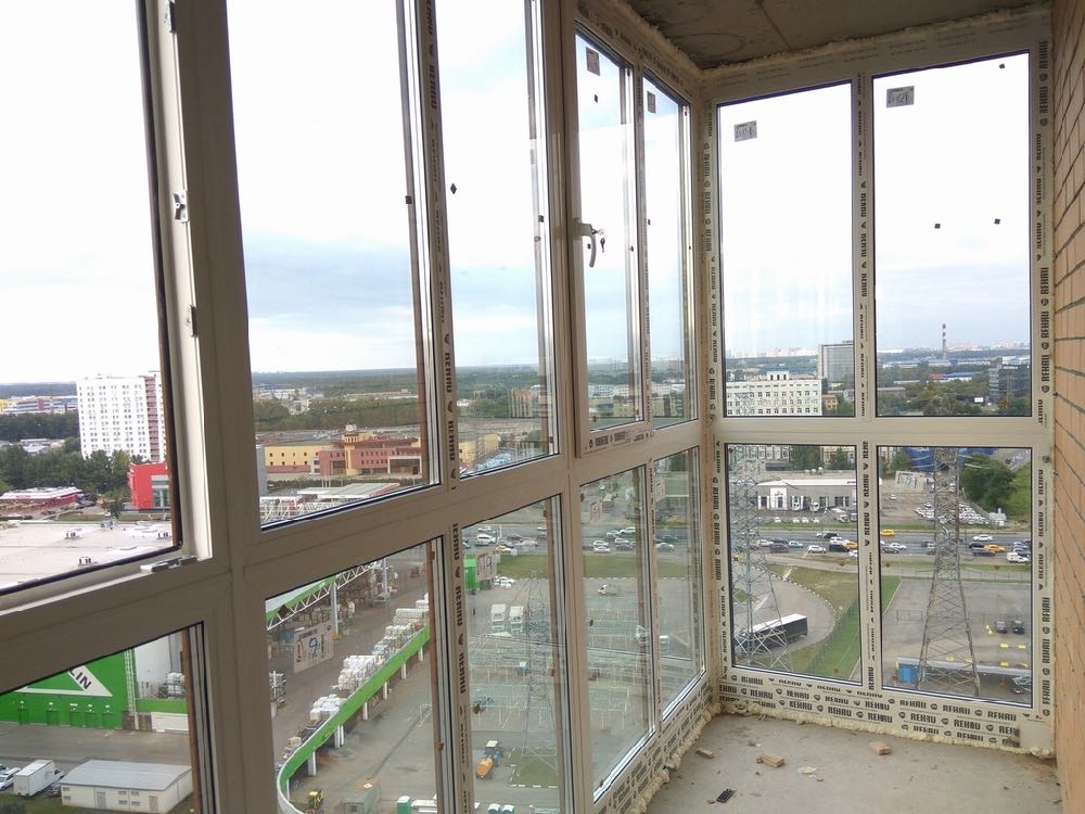 Французское панорамное остекление балкона от пола до потолка в Балашихе