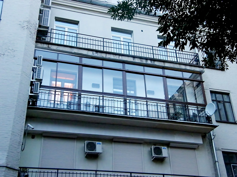 Панорамное остекление балкона с отделкой ограждения в Балашихе