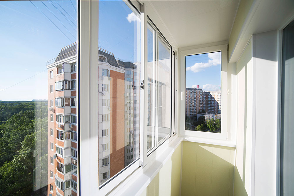 Холодное остекление раздвижными окнами с отделкой стен и потолка ламинированными панелями в Балашихе