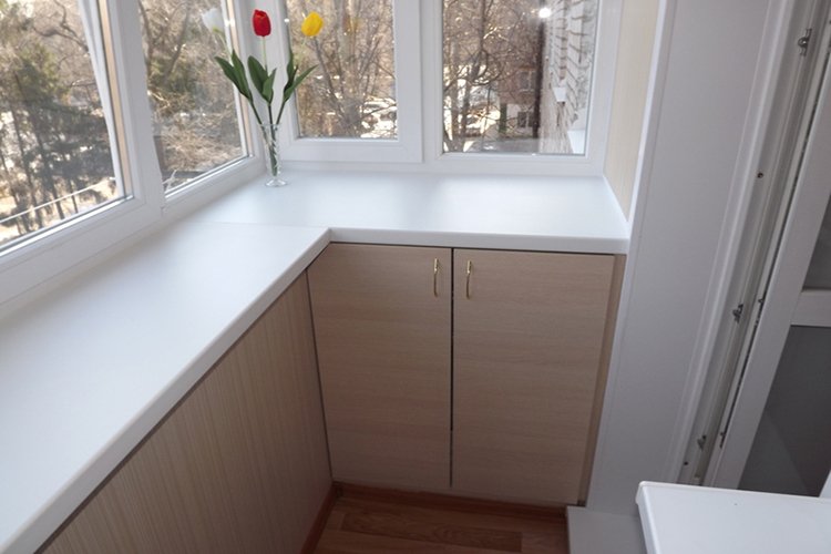 Теплое остекление пластиковыми окнами с выносом подоконника в Балашихе