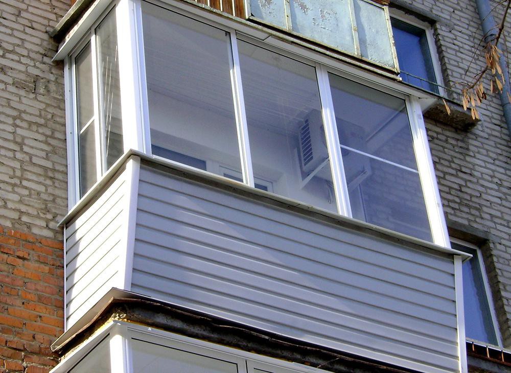 Холодное остекление алюминиевыми окнами с выносом и с внешней отделкой сайдингом в Балашихе