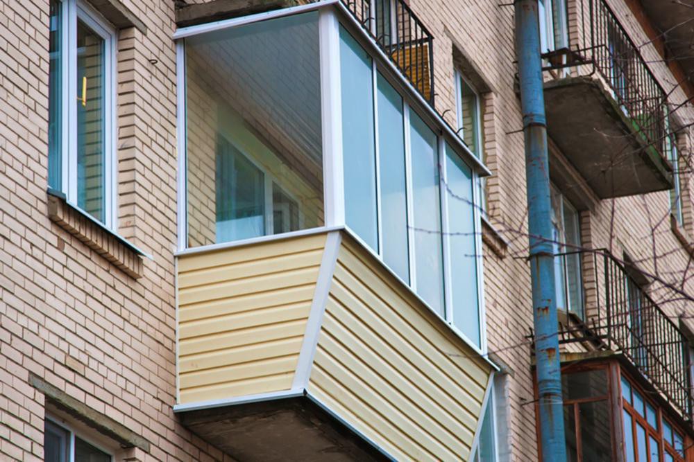 Холодное остекление балкона алюминиевыми окнами с внешней отделкой сайдингом с выносом и с шумопонижающими отливами в Балашихе