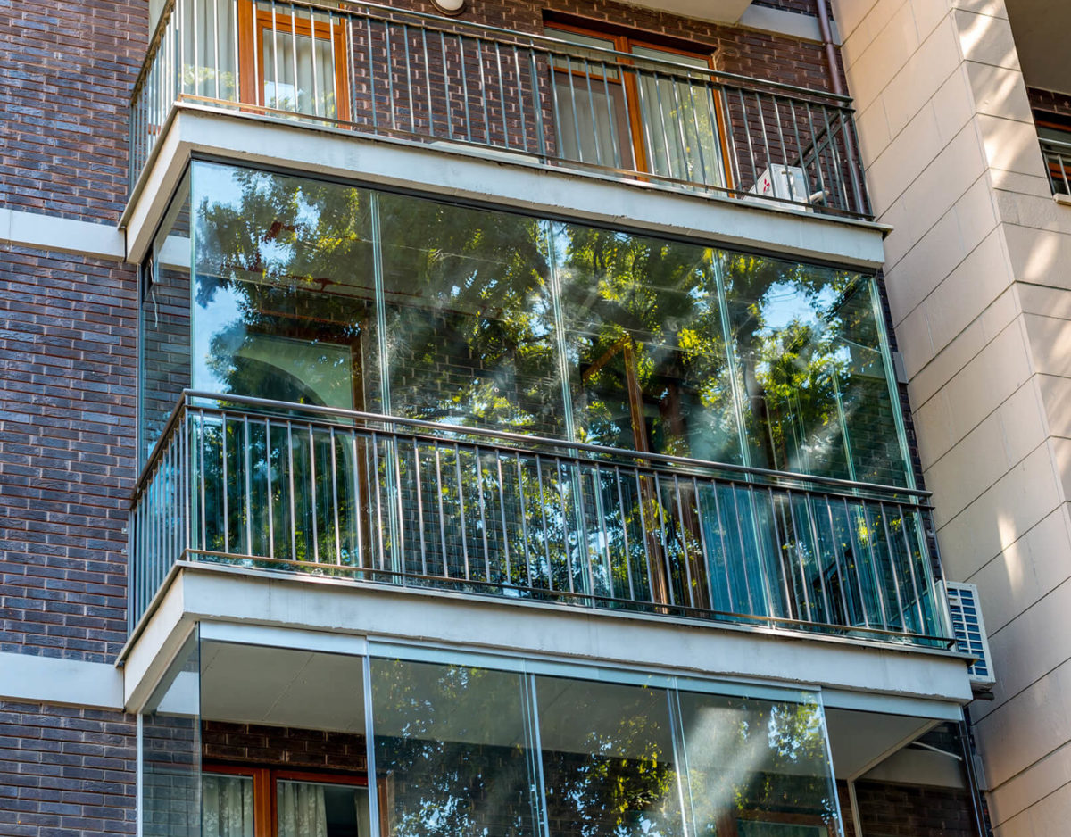 Безрамное остекление балкона с отделкой ограждений в Балашихе