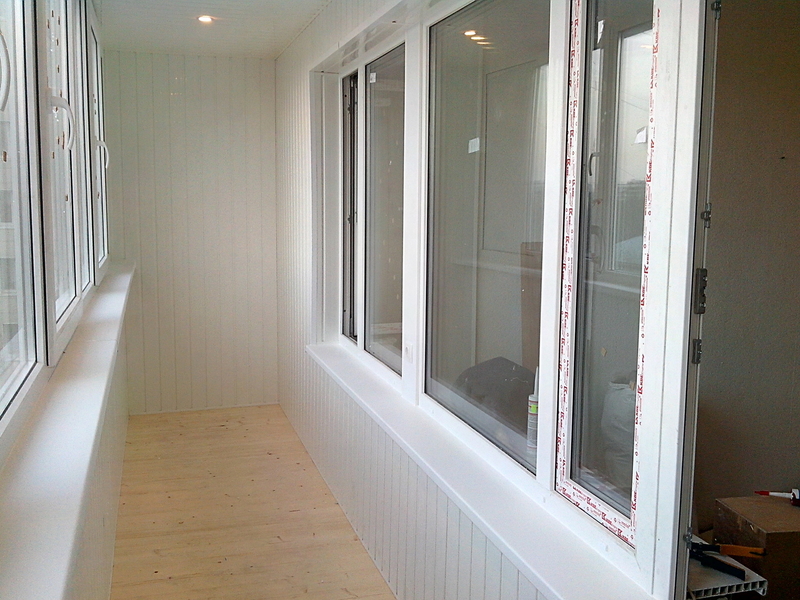 Теплое остекление балкона профилем rehau с утеплением и деревянной отделкой в Балашихе