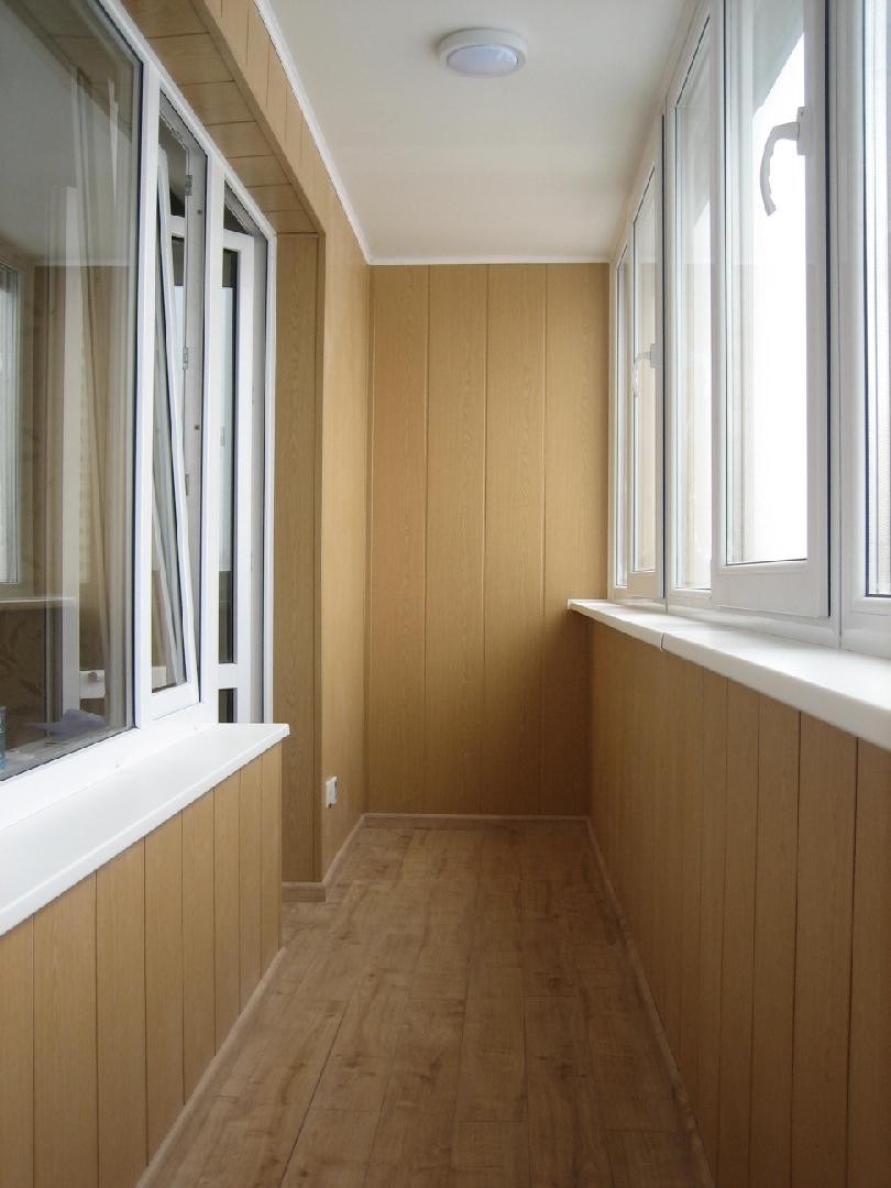 Теплое остекление лоджии и отделка стен и потолка ламинированными панелями в Балашихе