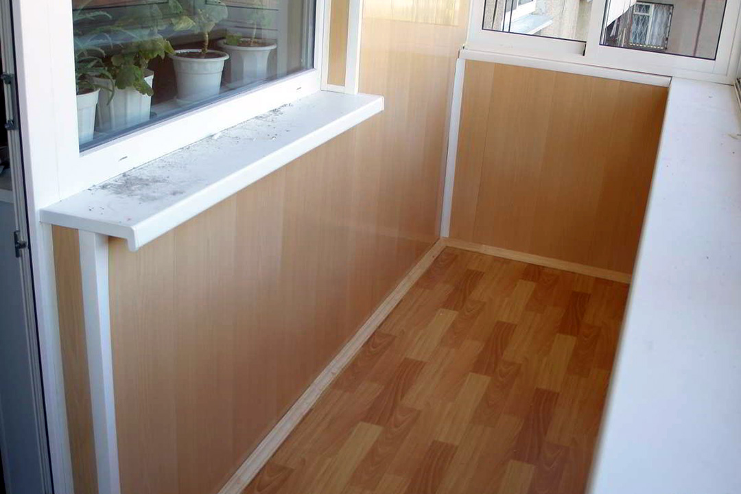 Теплое остекление балкона пластиковыми окнами и электрическим теплым полом в Балашихе