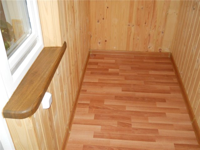 Теплое остекление балкона пластиковыми окнами установкой ИК-обогрева на стены в Балашихе