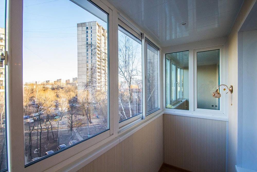 Раздвижное остекление алюминиевыми окнами с отделкой стен вагонкой ПВХ в Балашихе